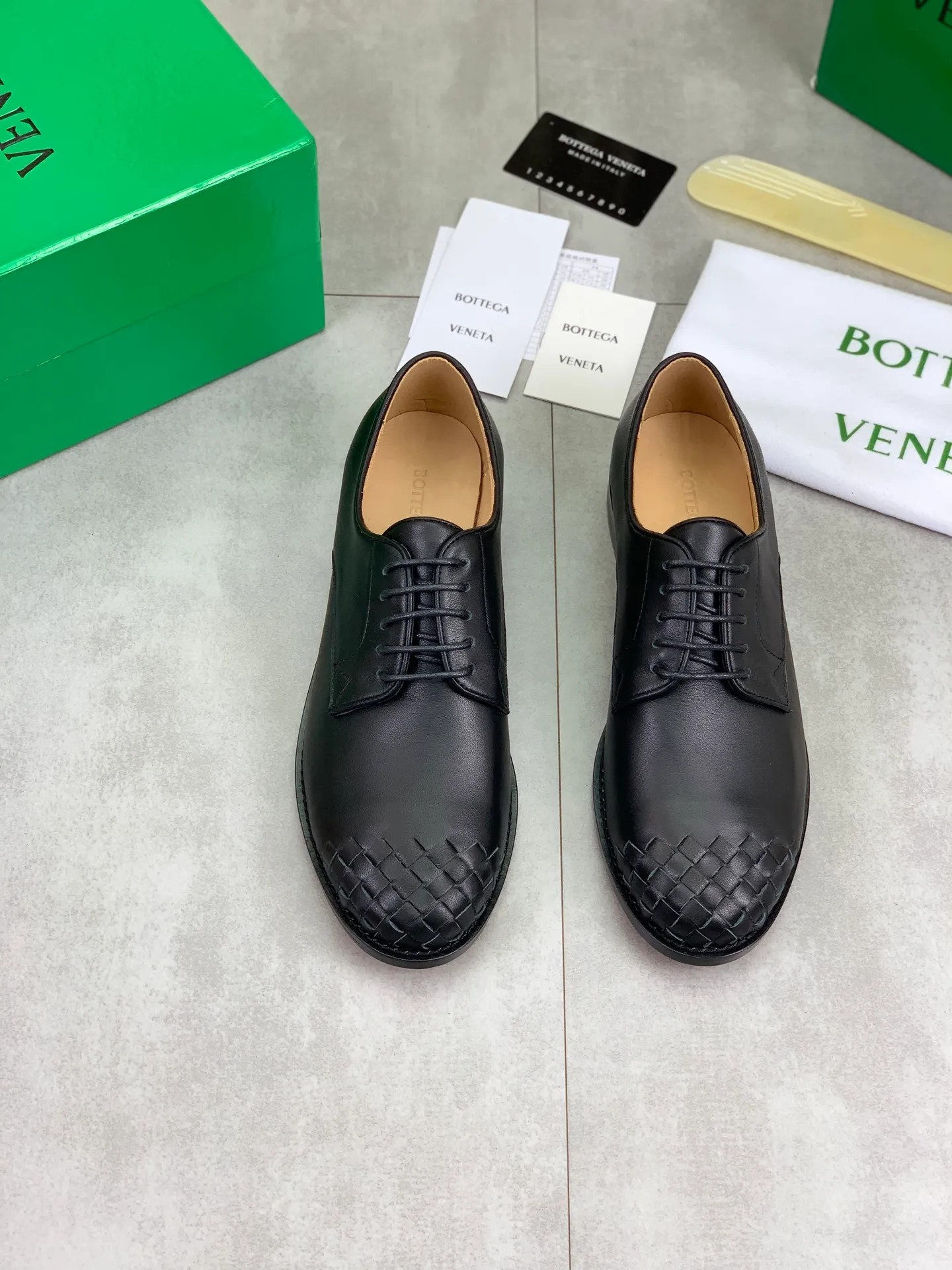 Factory price P860💰Top quality (genuine leather outsole series)💎💎💎 BOTTEGA VENETA official website synchronizes the latest model, top version of the highest version of BV business leather shoes in the market, accept material comparison, shoe type comparison, process comparison, practical and textured, versatile and suitable for any occasion, the more you look at it, the more flavorful it becomes. Pure hand-woven craftsmanship - upper material, imported original hand-woven calfskin - high-quality water-dyed cowhide inside - original private model customized handmade leather outsole -Size: female 35-39 (34 40 customized) male 39-44 (38 45 customized) Comes with original BV green box, complete packaging.